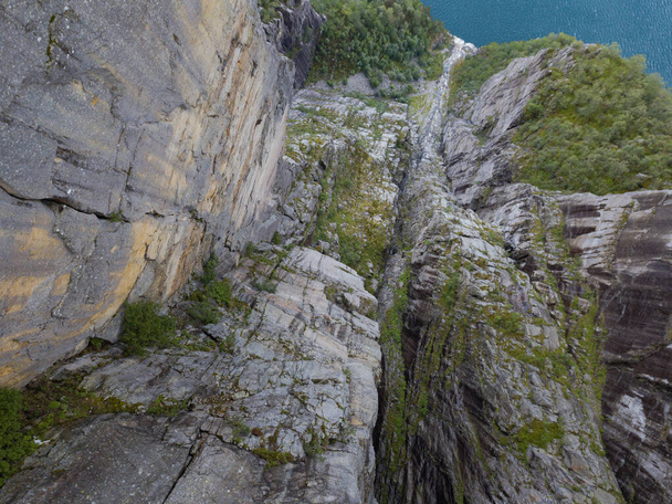 ノルウェーのpreikestulen滑車岩から見下ろす。ドローンで撃たれた2019年7月 - 写真・画像