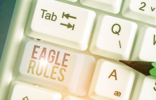 Texte manuscrit écrit Eagle Rules. Concept signifiant un énorme ensemble de règles de conception que votre mise en page doit passer
. - Photo, image