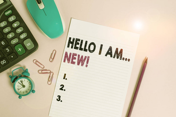 Текст для написания слов Hello I Am New. Бизнес-концепция представления себя в группе в качестве новичка или студента Калькулятор клипсы будильник карандашный лист мыши цвета фона
. - Фото, изображение