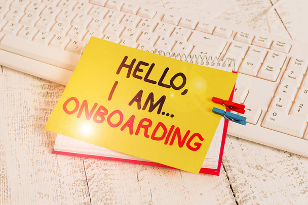 A Hello I Am Onboarding felirat. Koncepcionális fotó mondja, amely bizonyítja, hogy van a hajó vagy repülőgép notebook papír emlékeztető ruhacsap tűzött lap fehér billentyűzet fény fa. - Fotó, kép
