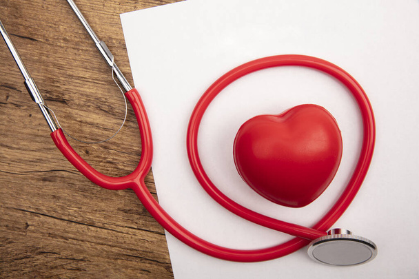 Красный стетоскоп с игрушечным сердцем
 - Фото, изображение
