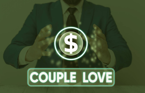 Sana kirjoittaa tekstiä "Pari rakkautta". Business käsite kahdelle osoittaa, jotka rakastavat toisiaan hyvin paljon Tunne ilo
. - Valokuva, kuva