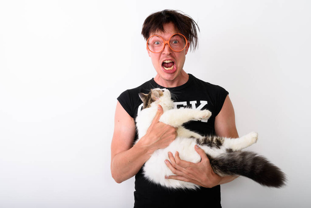 Giovane nerd uomo cercando eccitato mentre tiene carino gatto
 - Foto, immagini