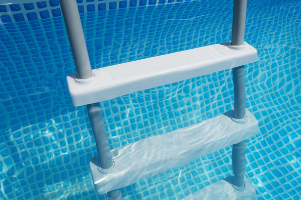 zwembad ladder - Foto, afbeelding