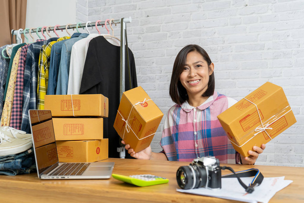 Asian women start up small business owner holding packing cardboard box - 写真・画像
