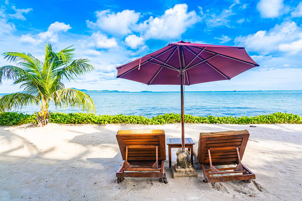 Bela paisagem de praia mar oceano com plataforma de cadeira vazia e
 - Foto, Imagem