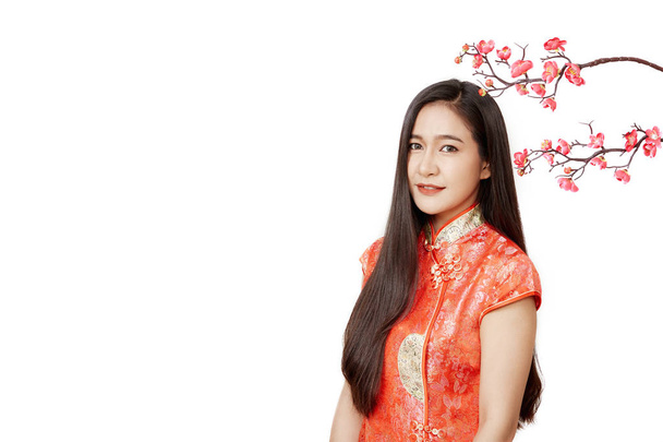 Femme en robe traditionnelle chinoise rouge avec des fleurs de prune
 - Photo, image