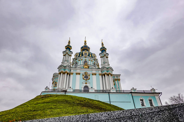 Kyjev, Ukrajina Kostel svatého Ondřeje postaven v barokním stylu Bartolomeo Rastrelli - Fotografie, Obrázek