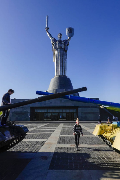 Kiev, Ukraine The Motherland Monument, ot The National Museum of the History of the Ukraine in the Second World War Memorial Complex. - Valokuva, kuva