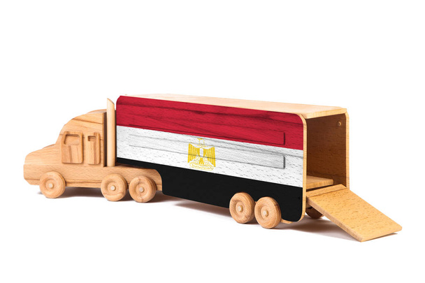 Mısır bayrağı boyalı tahta bir oyuncak kamyonun yakın çekimi. İhracat-ithalat, ulaşım, malların ulusal teslimatı  - Fotoğraf, Görsel
