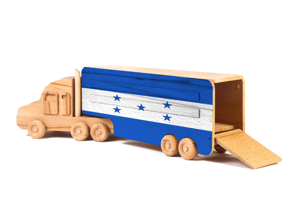 Közelkép egy fából készült játékautóról festett nemzeti zászlóval Honduras. Az export-import, a szállítás, a nemzeti áruszállítás fogalma  - Fotó, kép