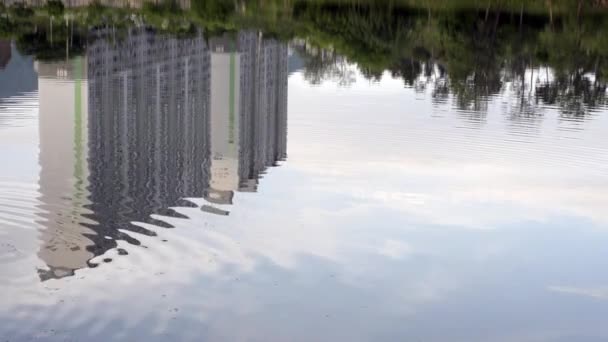 Wohnblock Reflexionen in einem See, Südkorea - Filmmaterial, Video