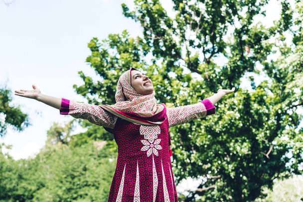 Πορτρέτο της χαρούμενης αραβικής μουσουλμανικής γυναίκας με χιτζάμπ φόρεμα χαμογελώντας  - Φωτογραφία, εικόνα