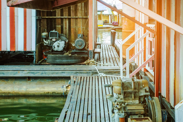 El viejo generador de electricidad para casa balsa de madera flotante mediante el uso de barco de remolque
. - Foto, Imagen