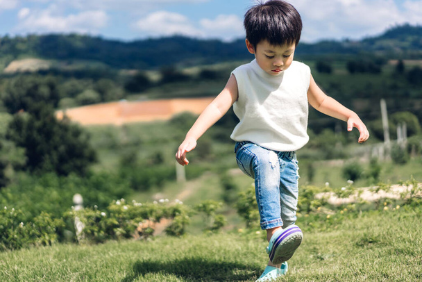 Портрет маленького счастливого милого мальчика, наслаждающегося и играющего в нату
 - Фото, изображение