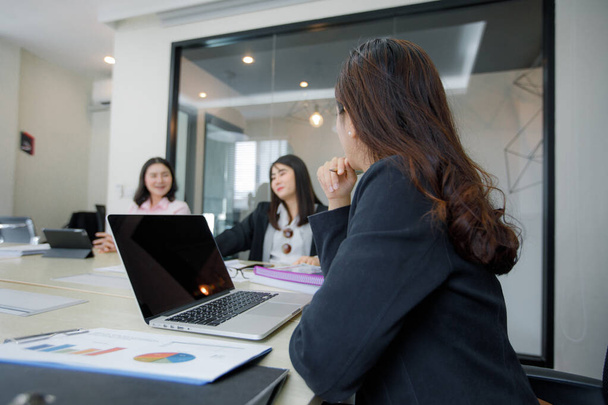 Azjatycka biznesmenów i grupy przy użyciu notebooka na spotkanie poważne - Zdjęcie, obraz