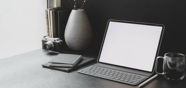 Oříznutý záběr moderního pracoviště s prázdnou obrazovkou tablet s kancelářskými potřebami s keramickou výzdobou - Fotografie, Obrázek