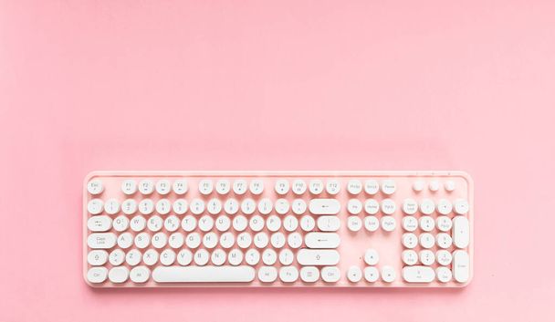 Πληκτρολόγιο υπολογιστή απομονωμένο σε ροζ φόντο - Φωτογραφία, εικόνα