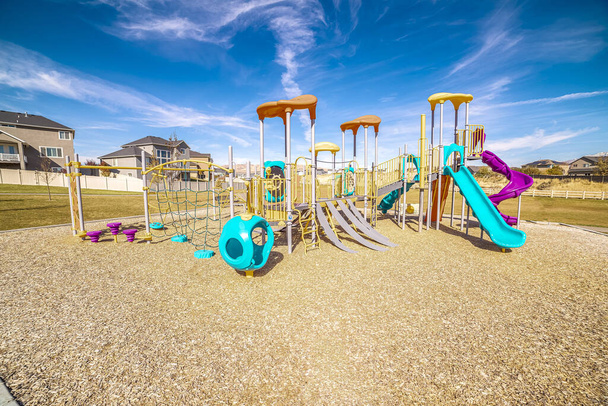Parque infantil con coloridos toboganes azules durante el día
 - Foto, Imagen