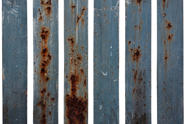 Conjunto de barras verticales de metal o placas con huecos en blanco i
 - Foto, Imagen