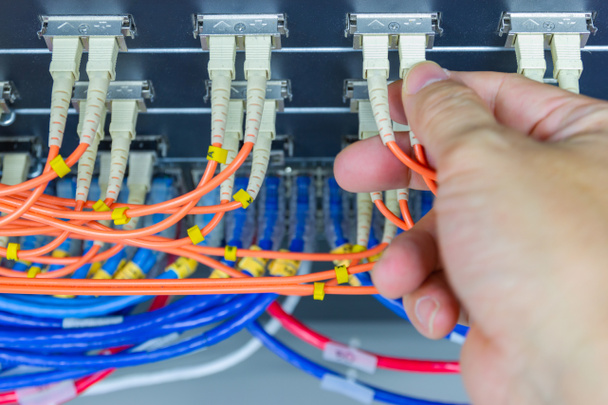 Technikus csatlakoztassa szálas kábel hálózat váltani port szerver  - Fotó, kép