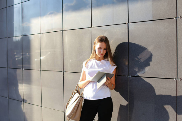 Femme tablette de navigation dans le centre d'affaires
 - Photo, image