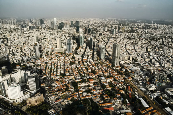 イスラエルのテルアビブ市の空中ビュー。人口密度の高い第二イスラエルの都市の領土。人口の多い都市、高層ビル、テルアビブの近代的な建物の屋根のビュー。旅行 - 写真・画像