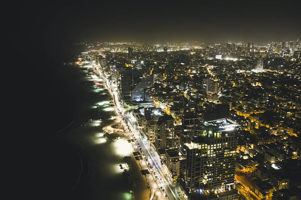 Βράδυ θέα των ουρανοξυστών του Τελ Αβίβ από τη Μεσόγειο θάλασσα. Πανοραμική θέα στις στέγες της σύγχρονης Μητρόπολης - Φωτογραφία, εικόνα
