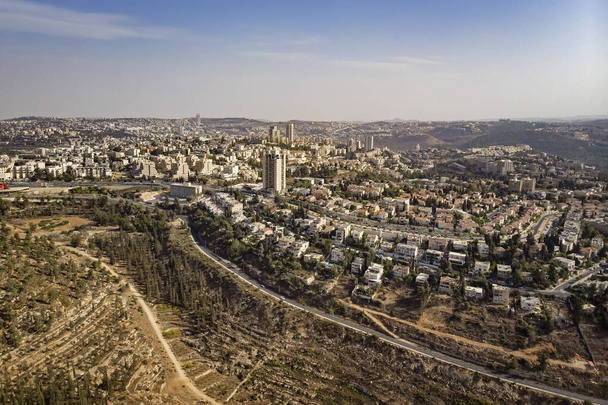 エルサレム郊外への空中展望。郊外の道路や旧中東の都市エルサレムの視点。エルサレム、イスラエル。2018年10月24日. - 写真・画像