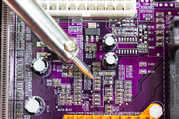 soldador para la reparación electrónica de la placa de circuito informático
 - Foto, imagen