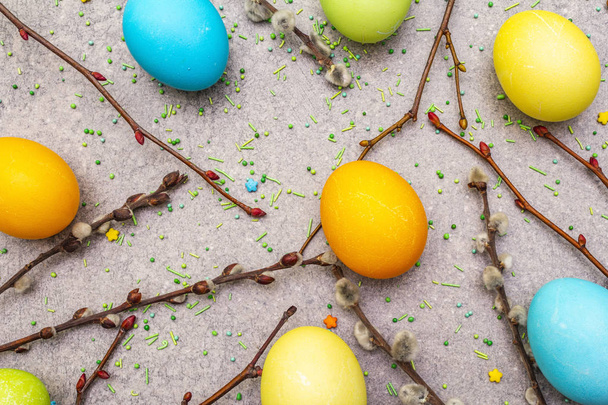 Huevos de Pascua concepto sauce sella ramas, cobertura dulce sobre un fondo de pantalla de piedra, vista superior, primer plano
. - Foto, Imagen