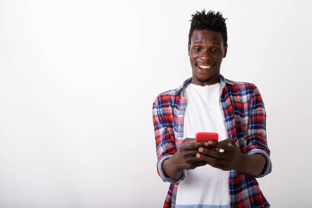 Студийный снимок молодого счастливого чернокожего африканца улыбающегося и смеющегося
 - Фото, изображение