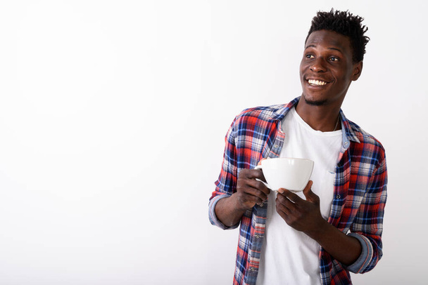 Studio laukaus nuori onnellinen musta Afrikkalainen mies hymyilee miettiessään
 - Valokuva, kuva