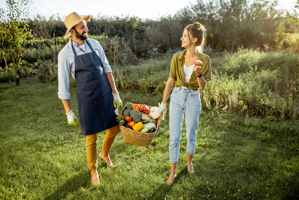 Couple with fresh vegetables in the garden - Foto, Imagen