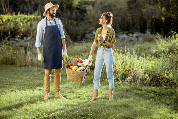 Пара со свежими овощами в саду
 - Фото, изображение