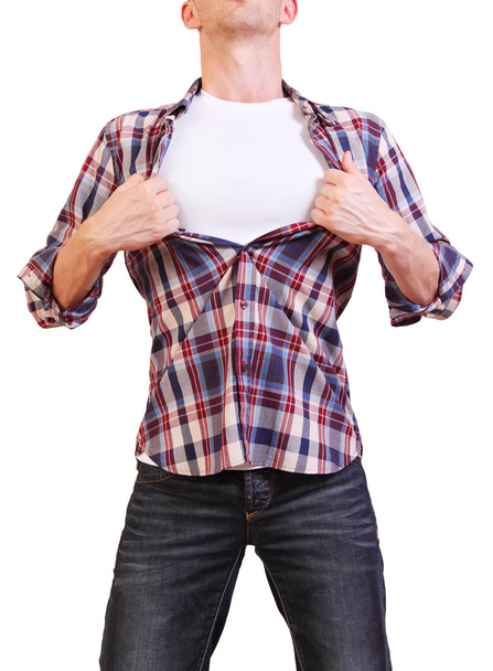 Imagen del joven arrancándose la camisa
 - Foto, imagen