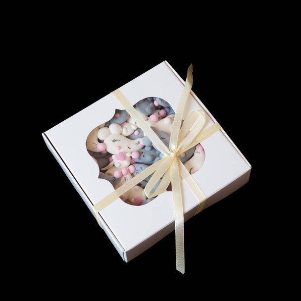 Prachtige geschenkdoos met heerlijke marshmallows in de vorm van een muis of rat. Nieuwjaar of kerstcadeau set, cadeau. Witte en grijze muisjes marshmallows - Foto, afbeelding