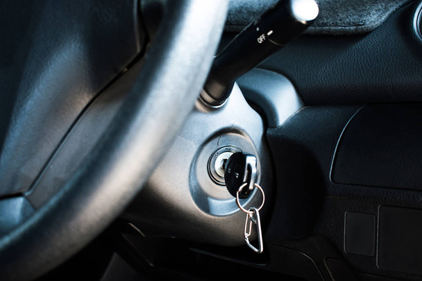 Zavřít na klíčky od auta v autě nastartovat motor. - Fotografie, Obrázek