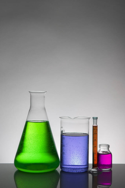 Líquido en botellas de laboratorio. Laboratorio científico bioquímico. Colorido líquido
. - Foto, imagen