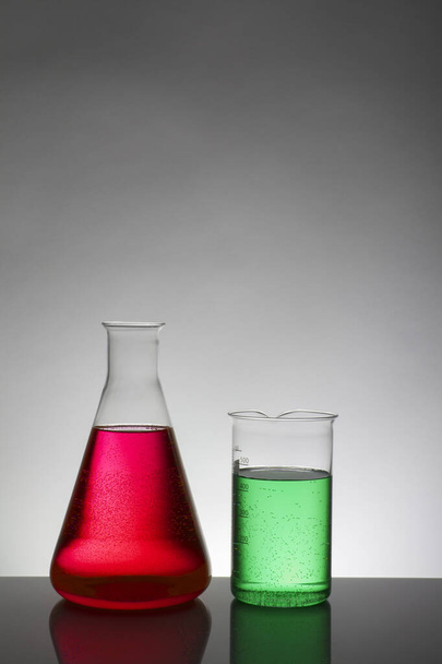 Líquido em garrafas de laboratório. Laboratório científico bioquímico. Líquido colorido
. - Foto, Imagem