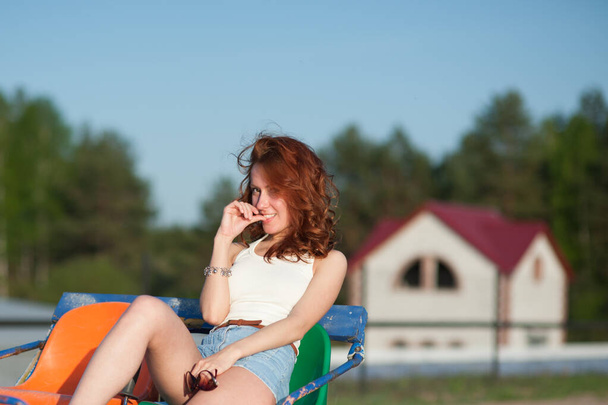 mladá dívka na katamaránu. s rudými vlasy. za slunečného počasí. pozitivní emoce. - Fotografie, Obrázek