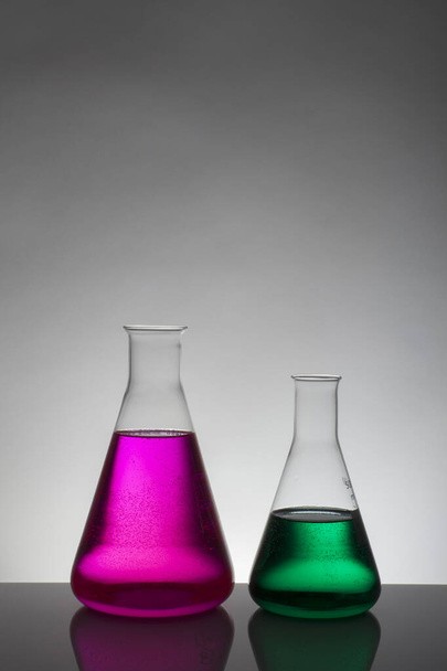 Líquido en botellas de laboratorio. Laboratorio científico bioquímico. Colorido líquido
. - Foto, Imagen