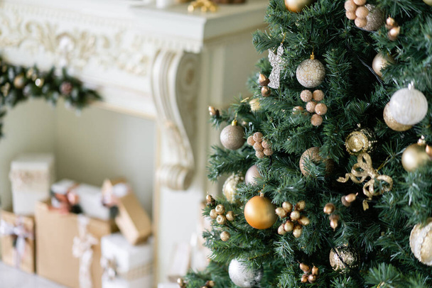 Gros plan branches de sapin de Noël avec des ornements. Boules de Noël, noeud de ruban, flocons de neige, cônes de pin et lumières
. - Photo, image