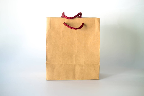Kahverengi geri dönüşümlü kağıttan yapılmış alışveriş torbası. - Fotoğraf, Görsel