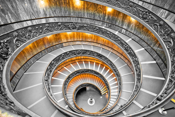 Vórtice Vaticano escadas preto e branco vista de cima
 - Foto, Imagem