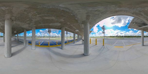 360 vr photo sphérique d'une gare routière
 - Photo, image