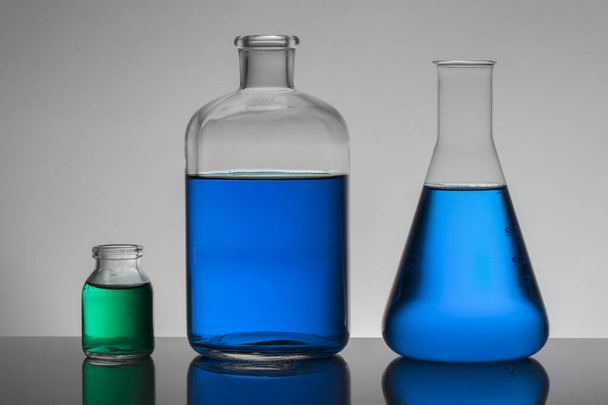 Liquido in bottiglie da laboratorio. Laboratorio biochimico scientifico. Liquido colorato
. - Foto, immagini