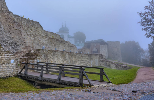 Mattinata autunnale nebbiosa nell'antica città di Izborsk. St. Nichola
 - Foto, immagini
