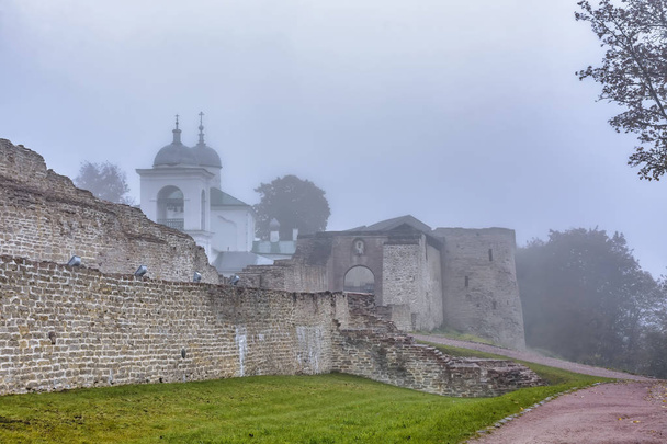 Осінній туманний ранок у стародавньому місті Ізборську. Сент - Нікола - Фото, зображення