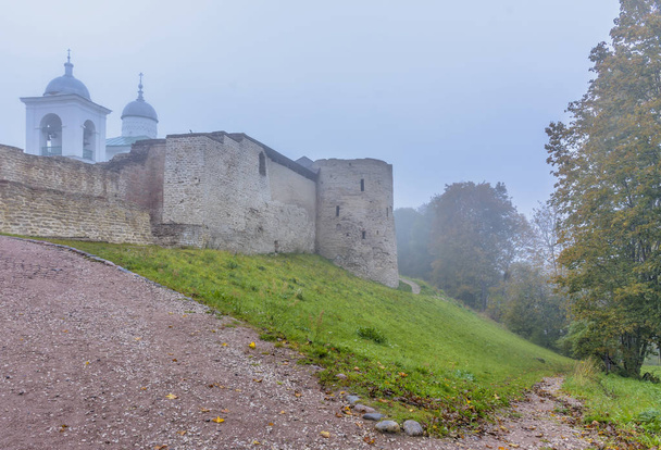 Izborsk antik şehrinde sisli bir sonbahar sabahı. Aziz Nichola - Fotoğraf, Görsel